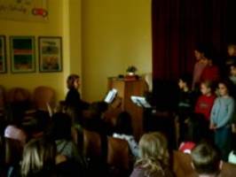 Frau Limbeck leitet den Schulchor